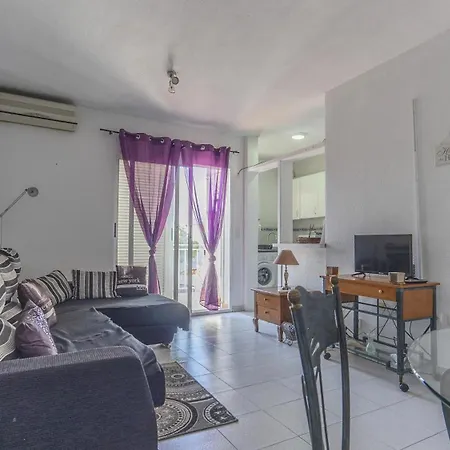 Cosy Close To Local Amenities