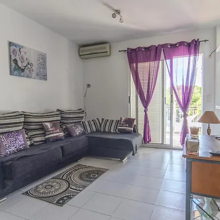 Cosy Close To Local Amenities