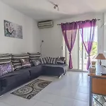Cosy Close To Local Amenities