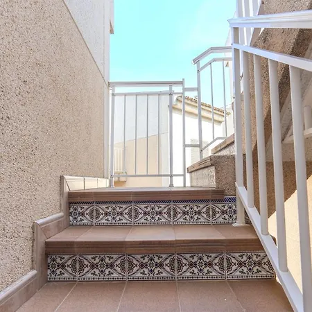 Cosy Close To Local Amenities