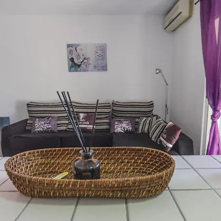 Cosy Close To Local Amenities *