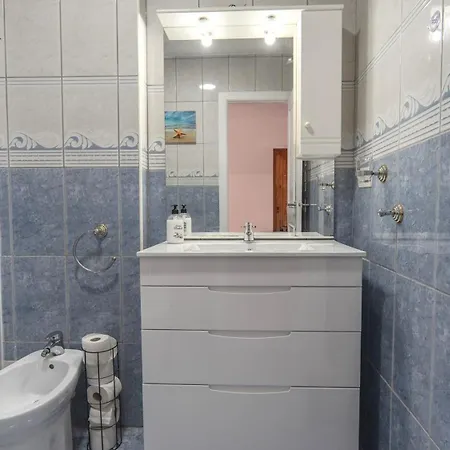 Cosy Close To Local Amenities