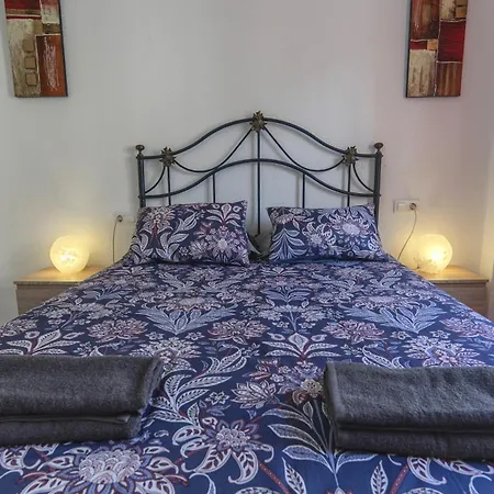 Cosy Close To Local Amenities