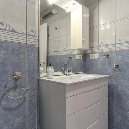 Cosy Close To Local Amenities Apartment