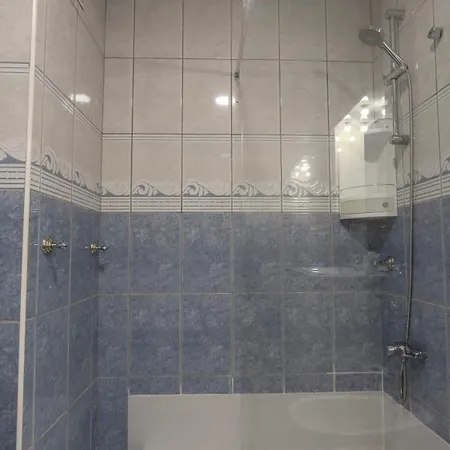 Cosy Close To Local Amenities