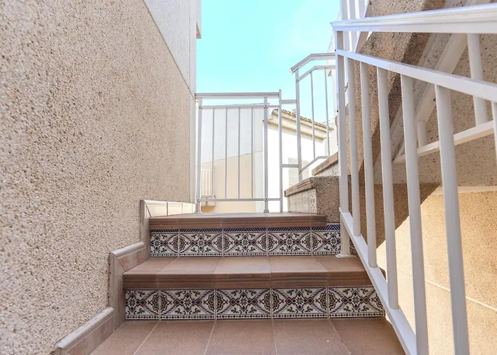 Cosy Close To Local Amenities